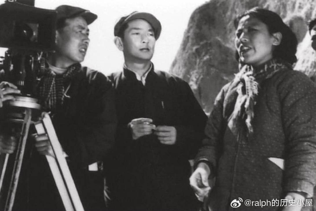 1960年电影《为了六十一个阶级兄弟》工作照，中间是导演谢添历史影像