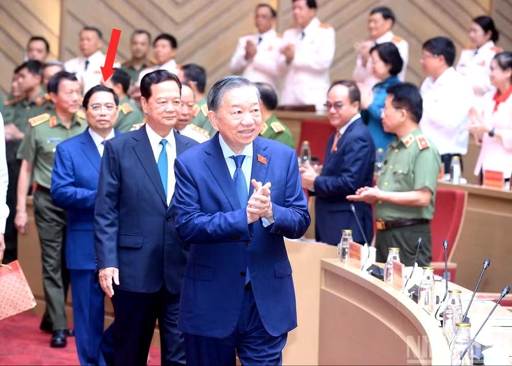 可以理解！与苏林的满面春风相比，范明政显得有些落寞～～

范明政、阮晋勇陪同苏林