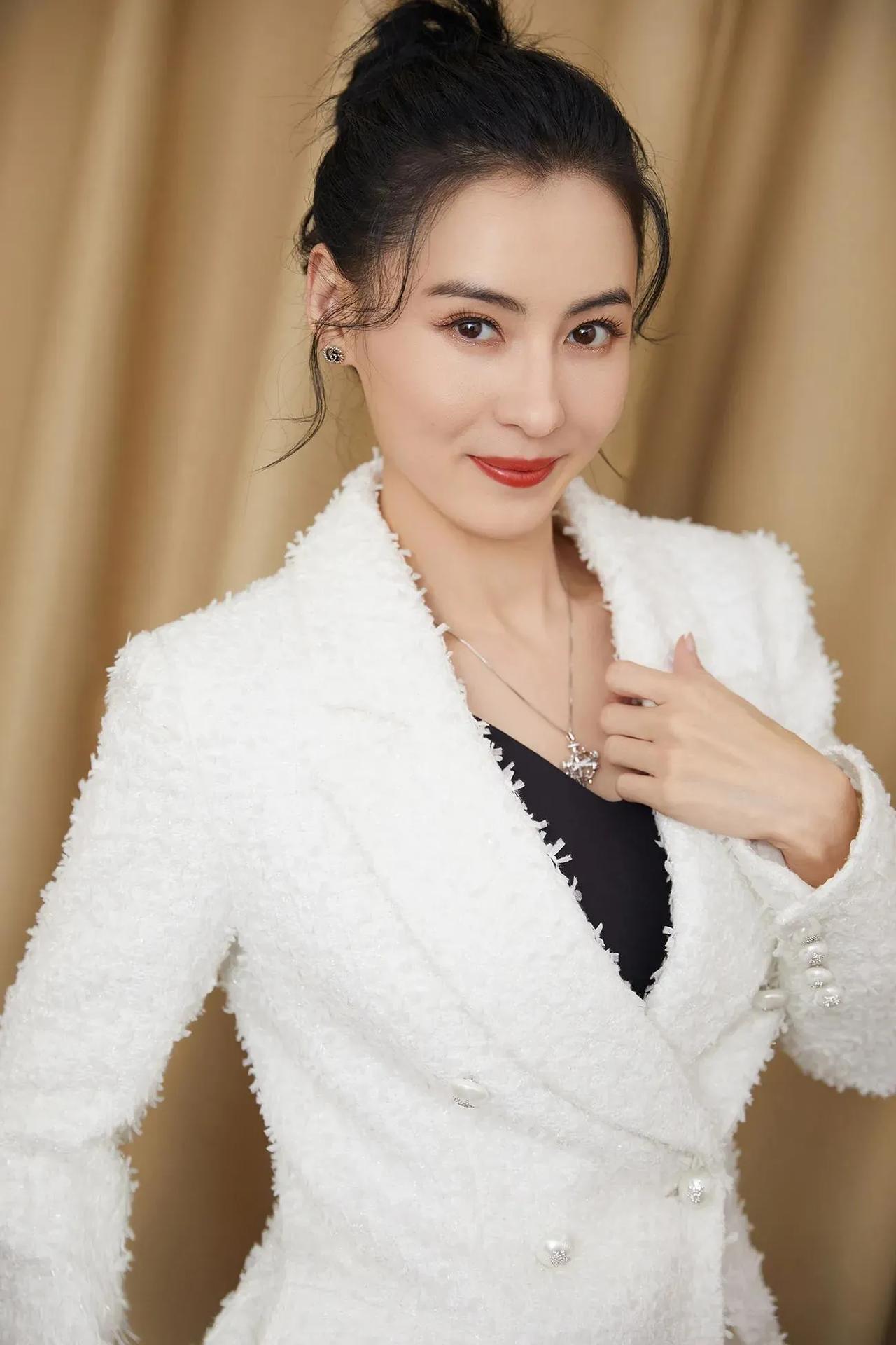 张柏芝，一位才华横溢的女演员，她以其优雅的外表、出色的表演技巧和坚定的演技信仰而