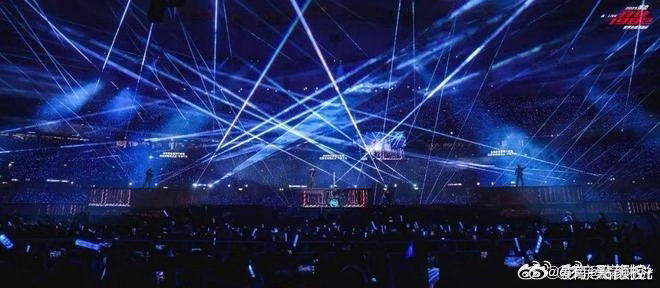 张杰鸟巢演唱会玩不过来了 鸟巢周边被星星们占领了，快闪店人挤人，展览馆里全是拍照