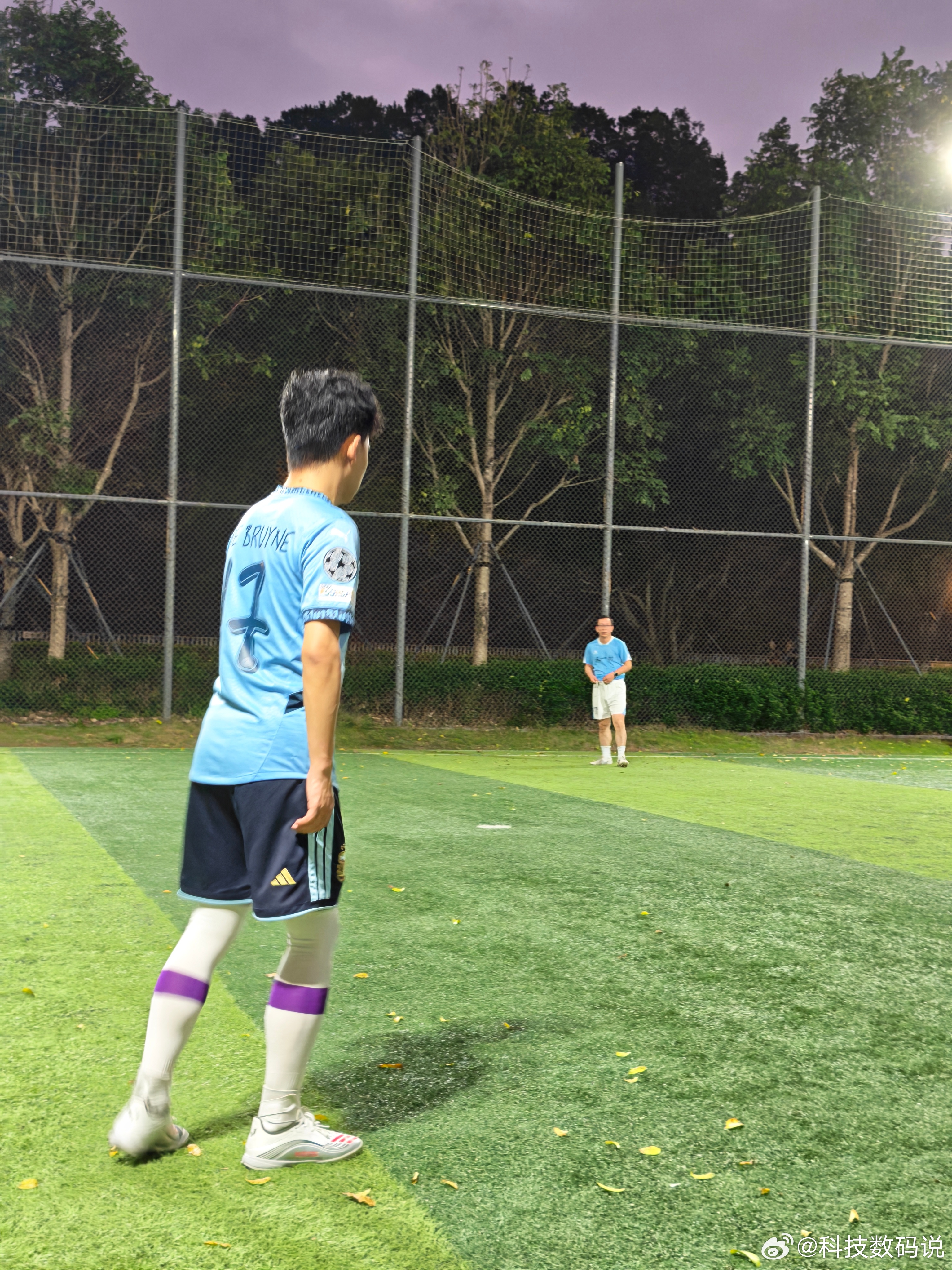 足够凉风最适合踢球 