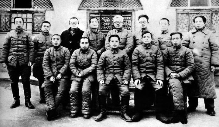 照片上的这些人，在我党历史上都曾经声名赫赫。这张照片拍摄于1942年的3月6日至