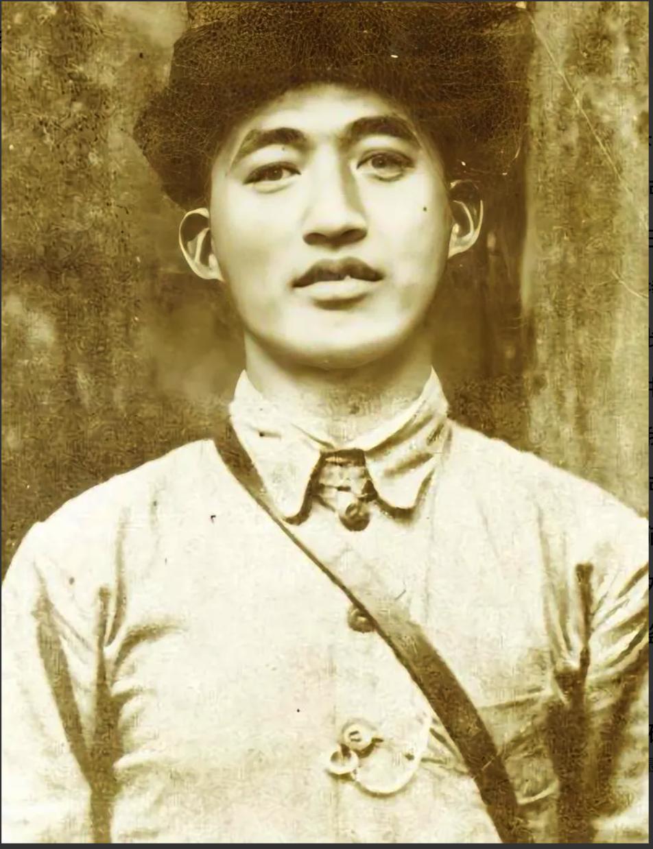 1933 年深秋，大别山脉寒意刺骨。红 25 军军长吴焕先率领部队突破敌人封锁，