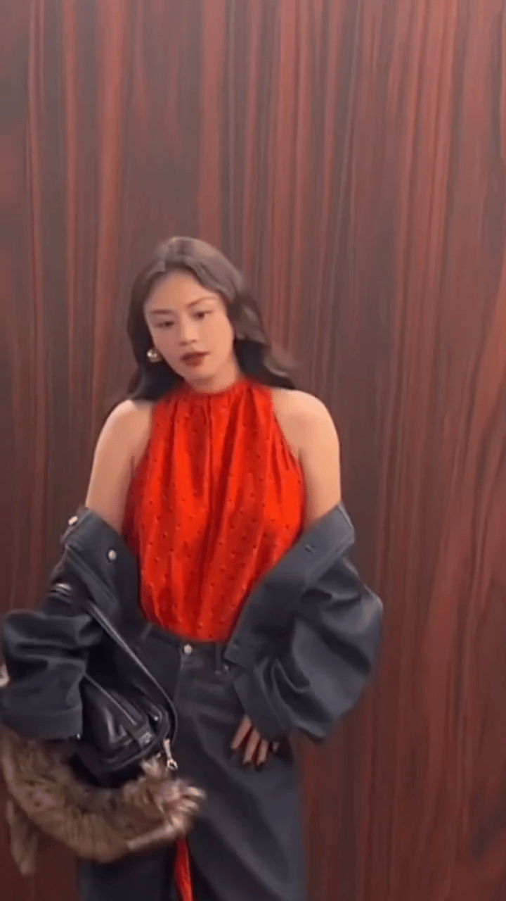 人过了情关是真的会重生
这么多年第一次感觉马思纯放下了
从微博晚会的重聚
到频繁