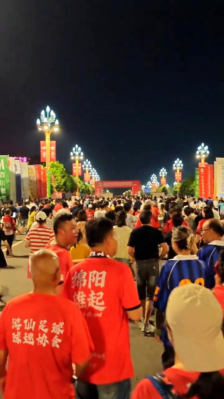 周末请假跨市看球，这群人图啥？

他们是川超绵阳队的球迷，5月10号那天，自发组