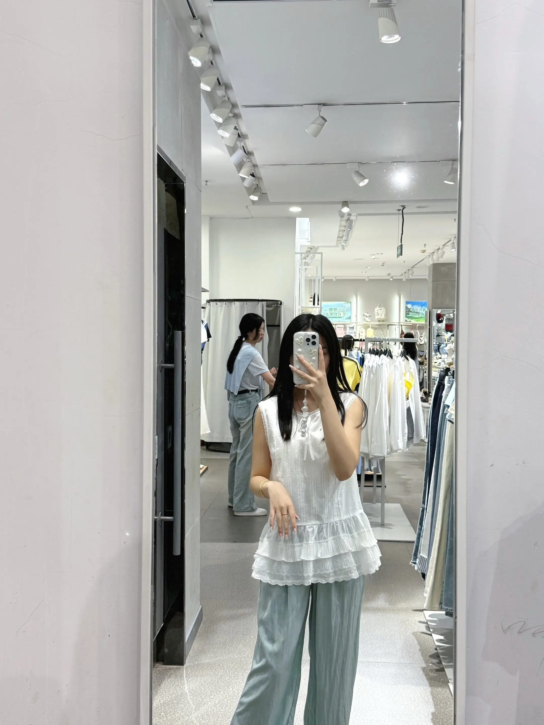 你总以为你不够好 不够苗条和美貌 可是完美谁能打造 做你自己就很好.