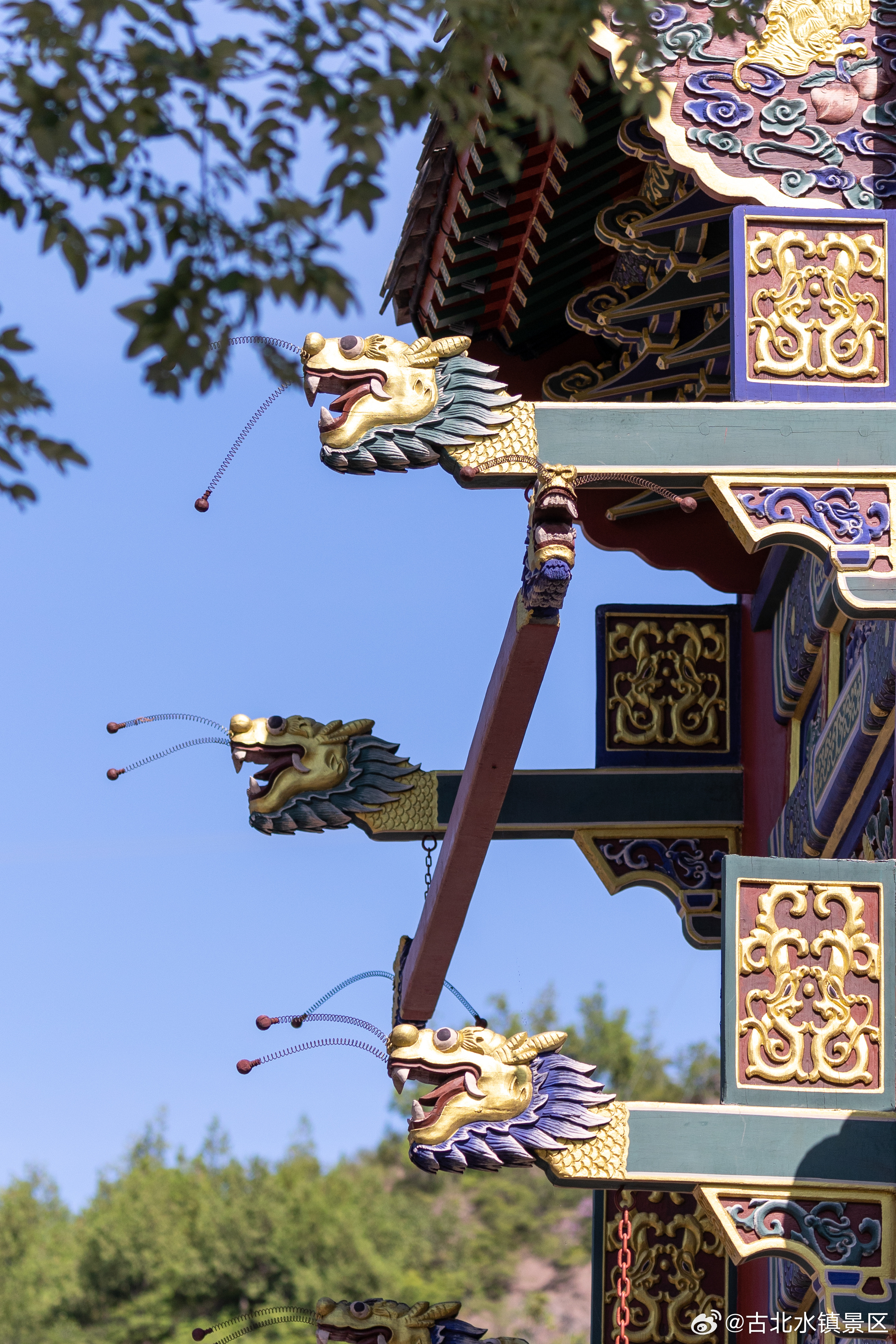 #用几何美学打开中国# 建筑之美 东方古韵 中国人的美学雕梁画栋间，每一块瓦、每