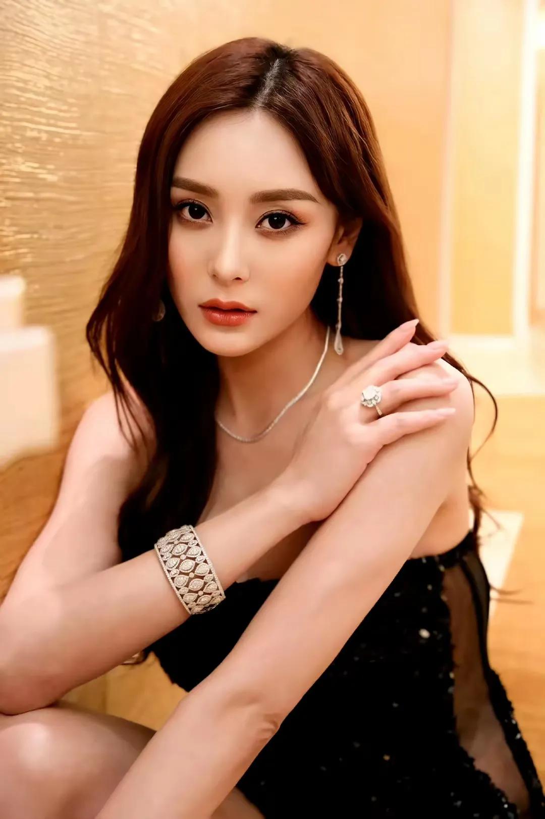 何佩瑜美图分享，黑色抹胸长裙，优雅美丽，身材出众性感女明星！ 女星的魅力！ 女星