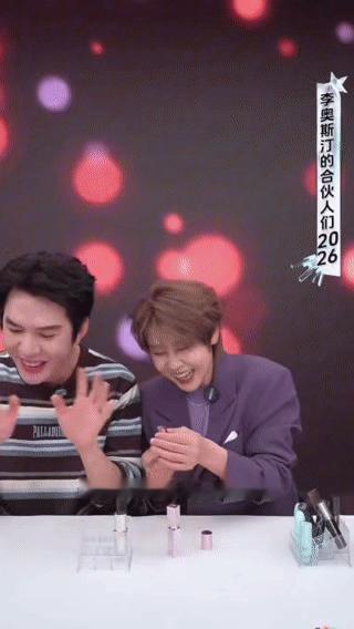 王濛给李佳琦涂口红抖成震动模式王濛给李佳琦涂口红这段太好笑了 豪爽的性格遇上精细