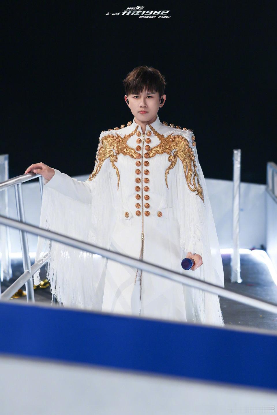 谢娜演唱会上的张杰谢娜演唱会内娱团建谢娜演唱会全场星光熠熠，谢娜在舞台上尽情闪耀