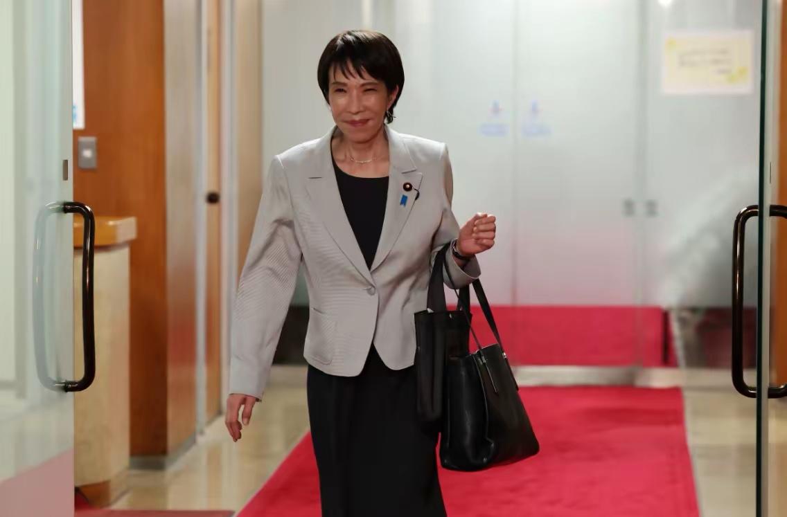 日本现在的操作越来越离谱了，军事上步步紧逼，又是扩军又是部署导弹，又是闯敏感海域