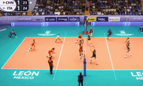 中国女排23-25第3局惜败意大利，赵雅伦最后“抉择”太糟糕了
北京时间8月27