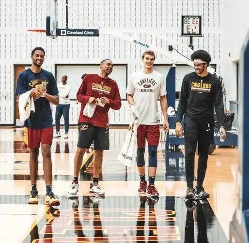 马尔卡宁打爆莫布利和阿伦

爵士战胜骑士，马尔卡宁打爆骑士双塔，不擅长篮板的马尔