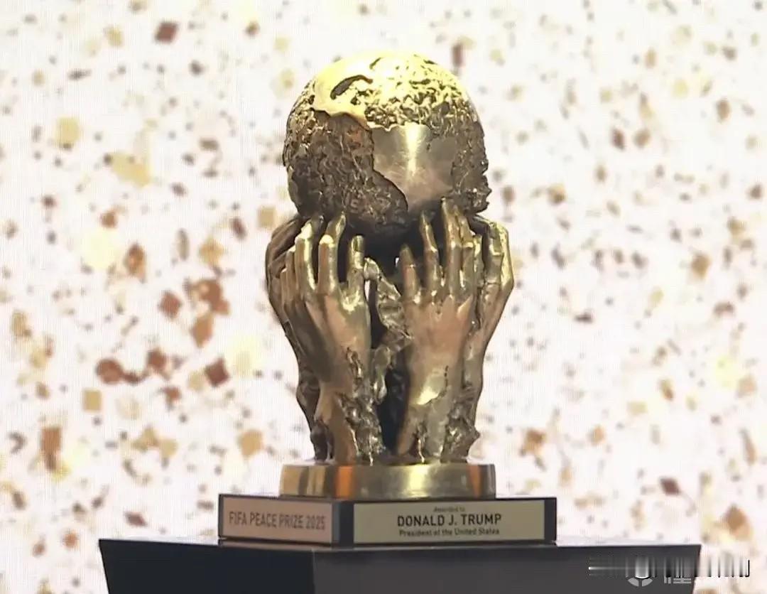 开创历史，特朗普获得国际足联和平奖

在世界杯抽签典礼上，当众授予特朗普国际足联