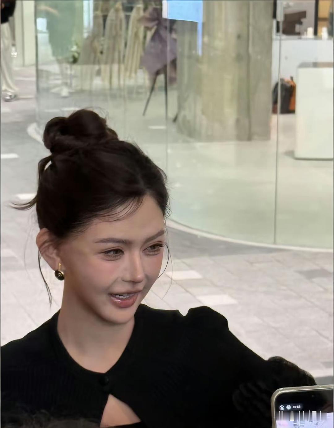 网‏红韩安冉在武汉某商场被‏网⁠友偶﻿﻿‎遇，当天﻿穿搭挺有范儿，‏头顶扎着丸子