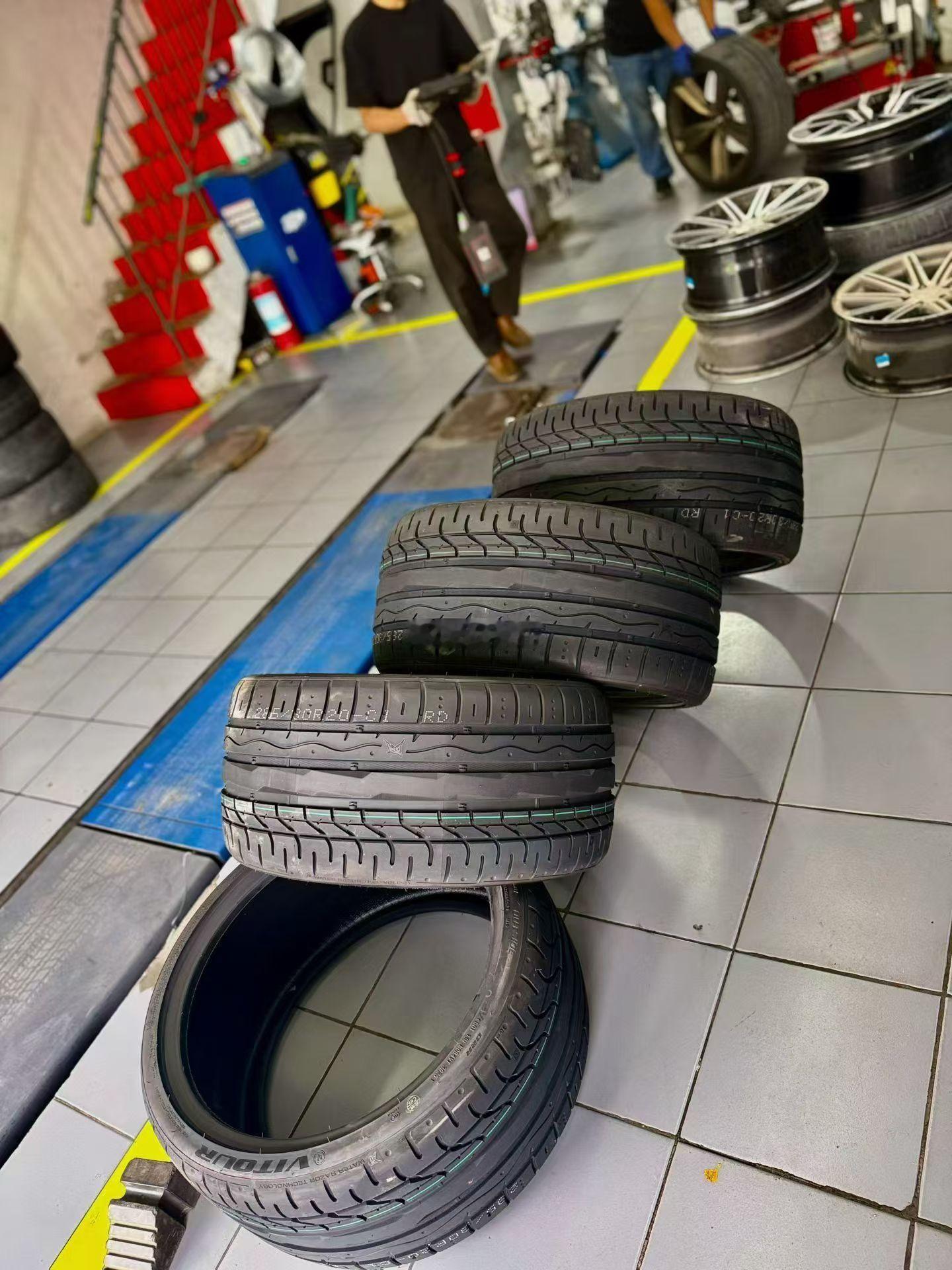 奥迪RS5 到换胎时间选择卫途285/30R20 Spec Z02R 此款花纹属
