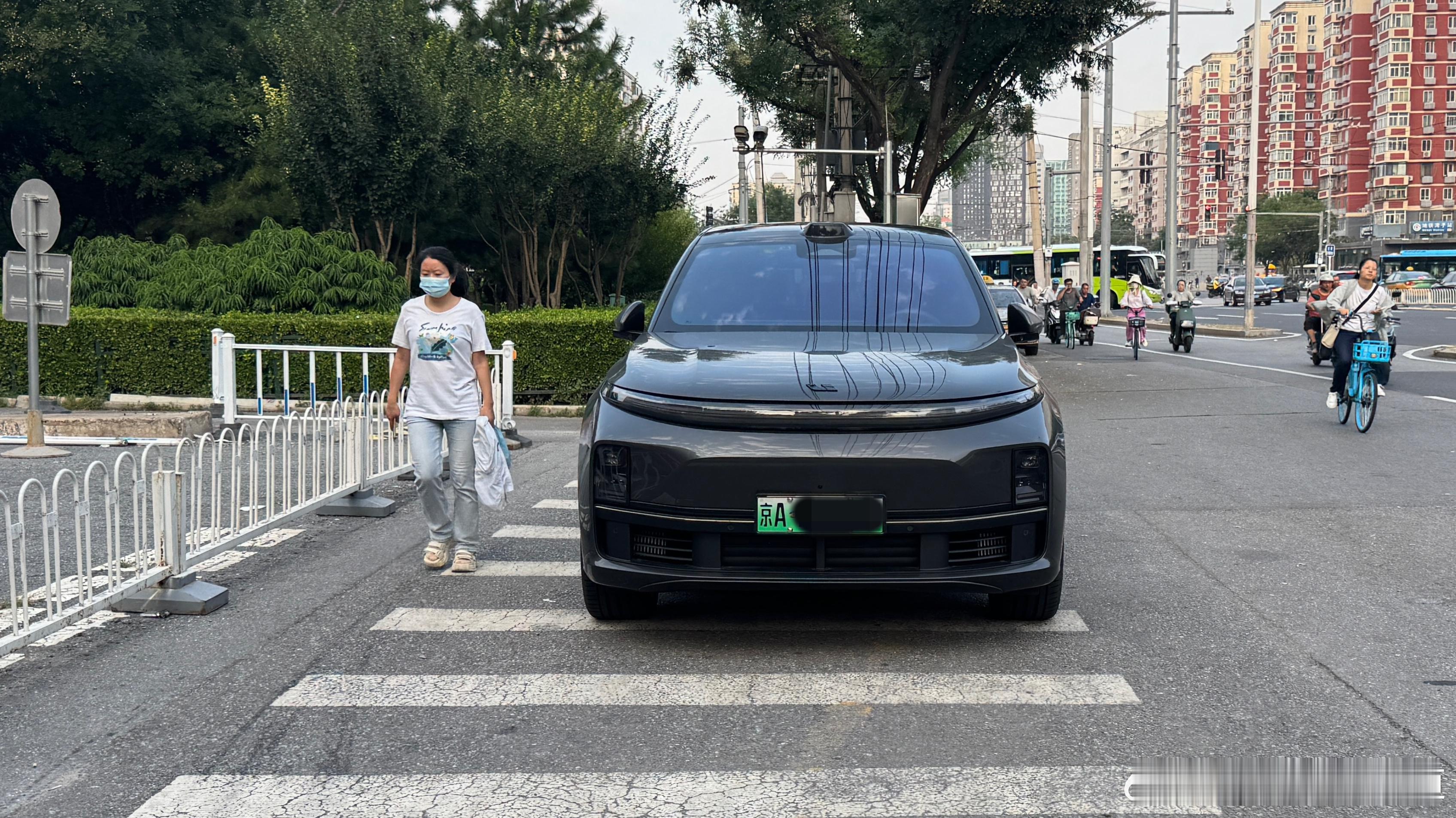 胖哥汽车频道[超话] 人行道[喵喵]生活碎片新能源汽车 ​​​