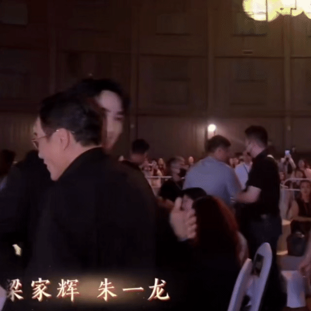 朱影帝：开开心心拍拍拍拥抱梁影帝：理理领带拍拍肩膀眼里满是欣赏和喜爱好期待两位影