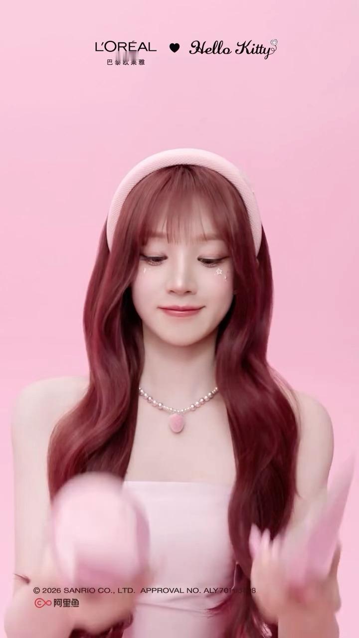 巴黎欧莱雅美发代言人宋雨琦惊喜演绎欧莱雅粉晶晶Hello Kitty联名系列，粉