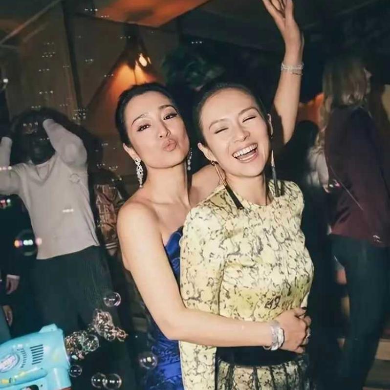 辟谣30年错位合影：真正的巨星，从无捷径
 
一张流传30年的经典合影，终于真相