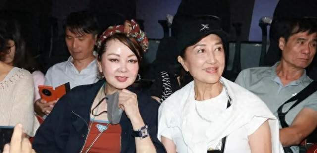 谭咏麟红馆演唱会圆满收官，三位亲姐妹罕同框出镜，气质优雅出众