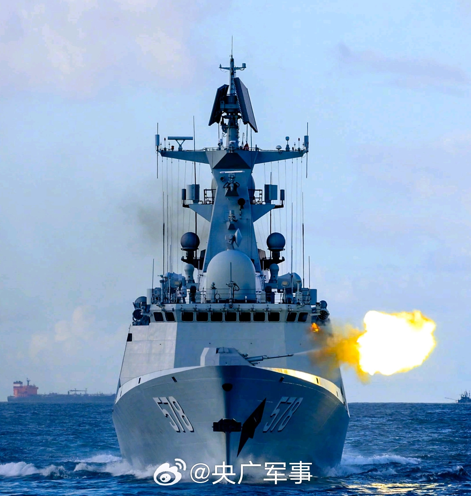 054A扬州舰打炮打弹随着新批次改进型054A的加入打反潜深弹也和它们↑彻底告别