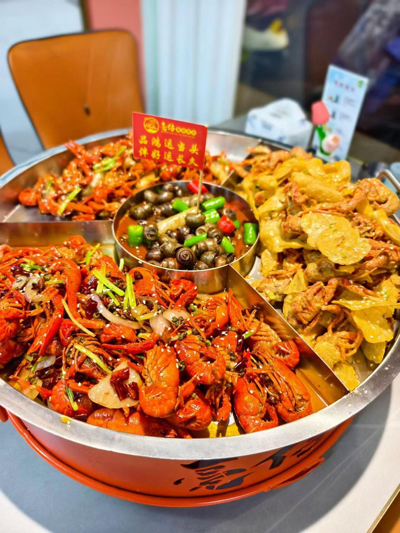 小龙虾小龙虾吃起来 快来一起尝个鲜 舌尖上的美味 干掉这盘小龙虾
