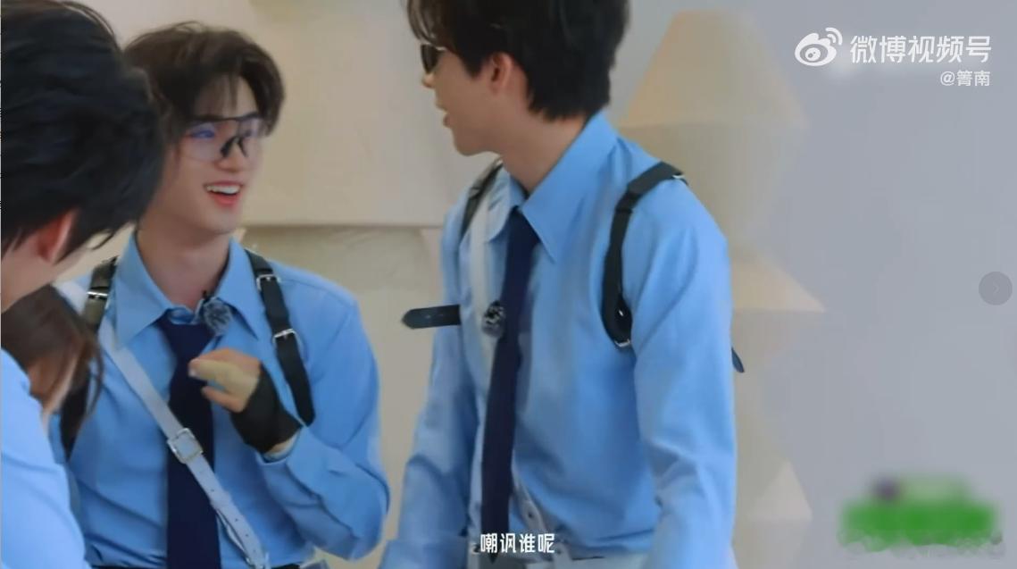 丁程鑫装凶狠一秒破功开推嘉宾趣味交锋刷屏社交平台，小丁绷紧神情释放狠话，手持道具