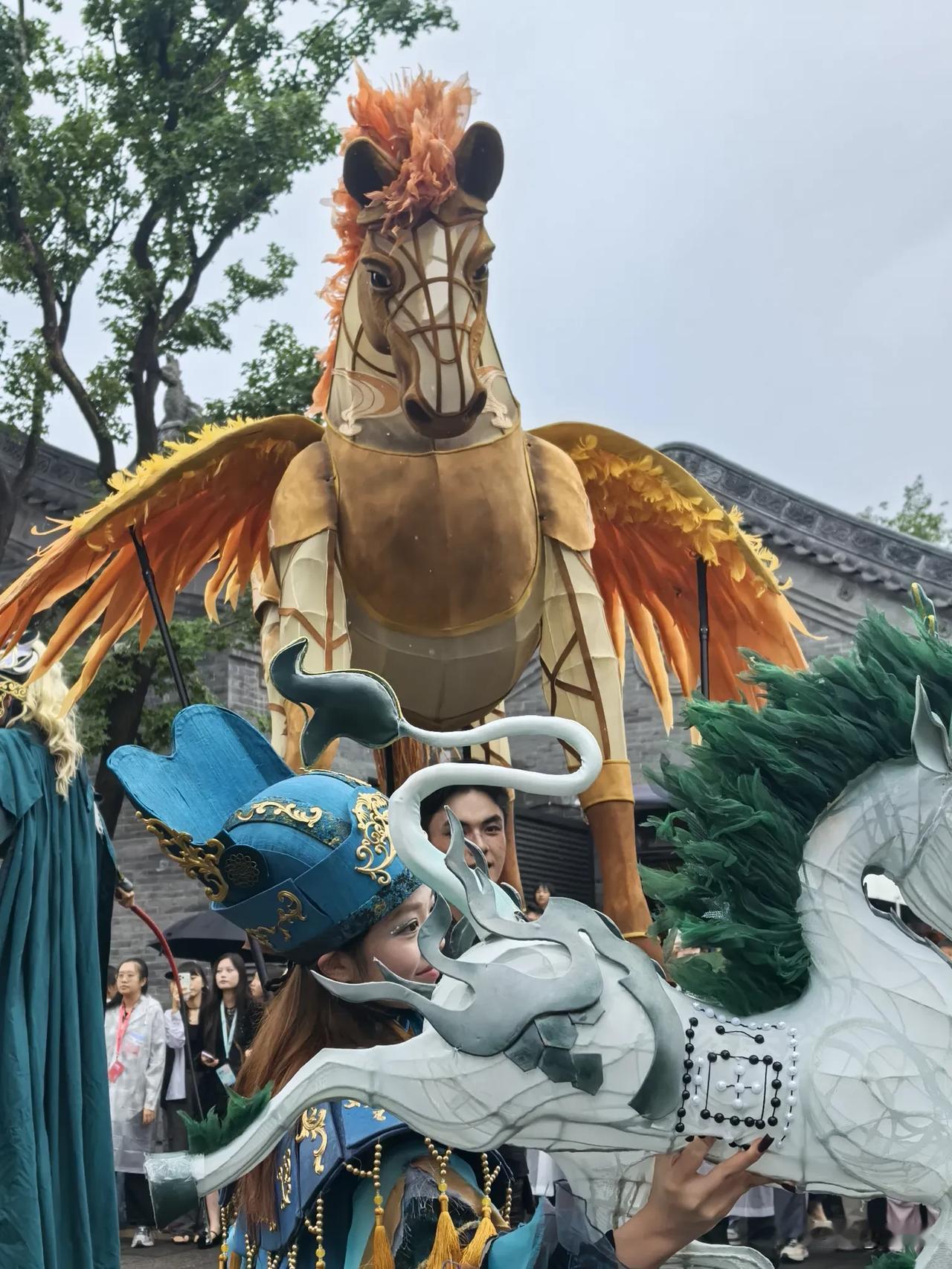 既下山大同的生意也是非常好，大同这几年文旅突然大火，又正是暑假，想看个别的户型都