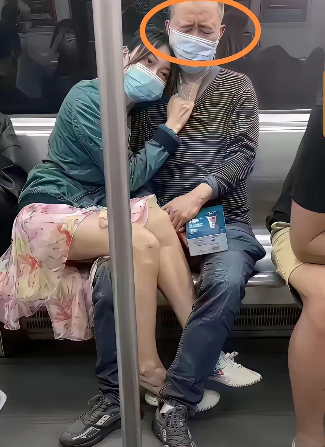 今天在地铁上看到的一幕

女儿再给父亲吐槽她的舍友们，说的快要哭出来了，说舍友半