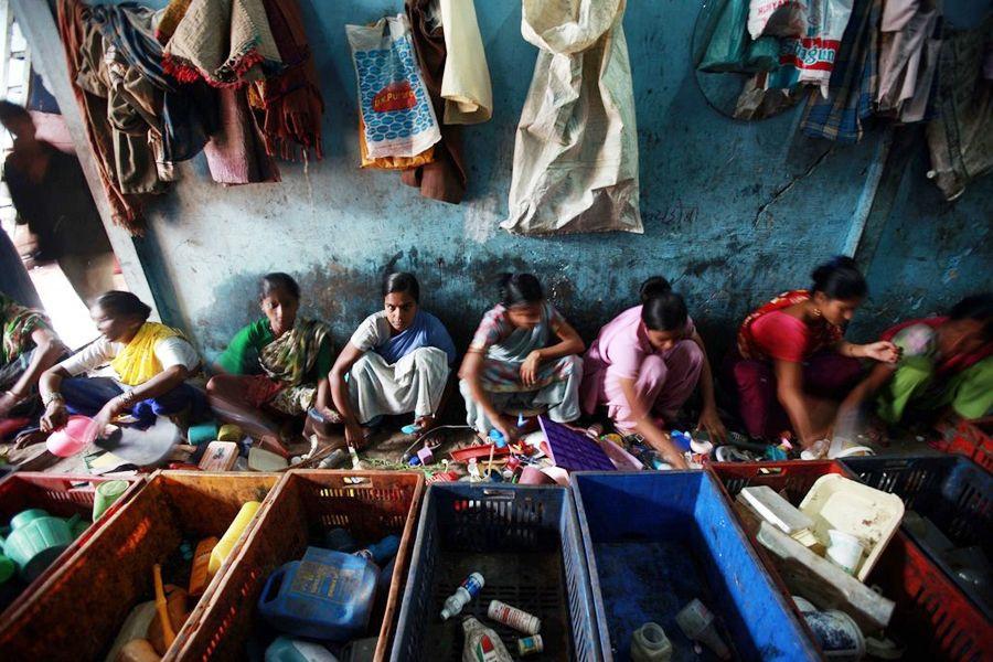 印度每年榨糖剩下7500万吨甘蔗渣，堆在河边发臭，蚊虫漫天飞。可是这堆烂渣子，中