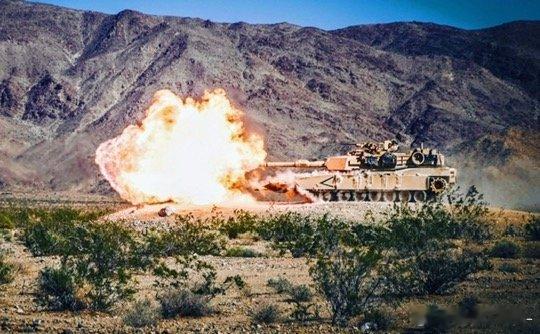 演习中的陆战队艾布拉姆斯。然而现在的陆战队已经没有坦克装备了，只剩下一堆轮式两栖