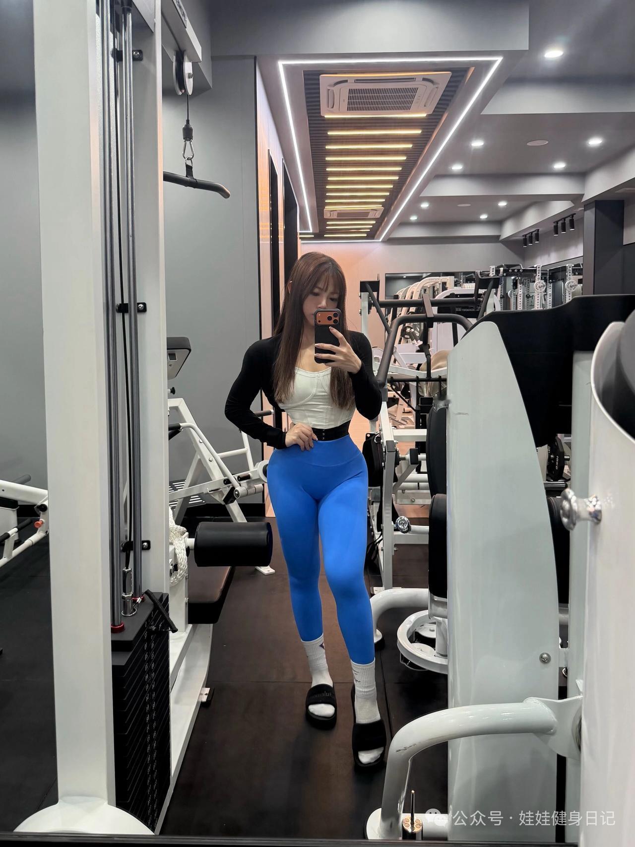 健身打卡！蓝色紧身裤搭配黑色上衣，元气满满！💪🏋️‍♀️美景图片分享 大家喜