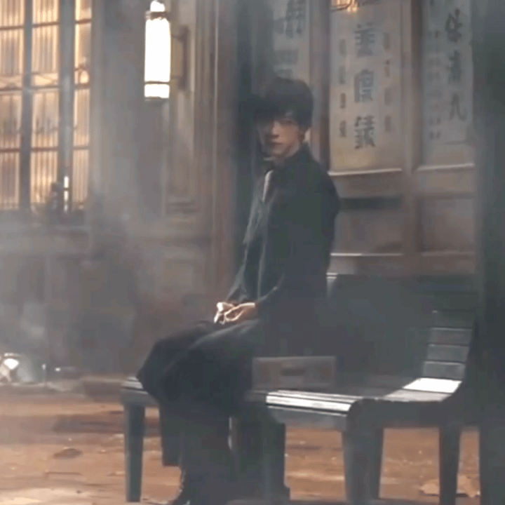 模模糊糊的回眸都这么美，不敢相信近距离该有多漂亮🥺易烊千玺电影狂野时代