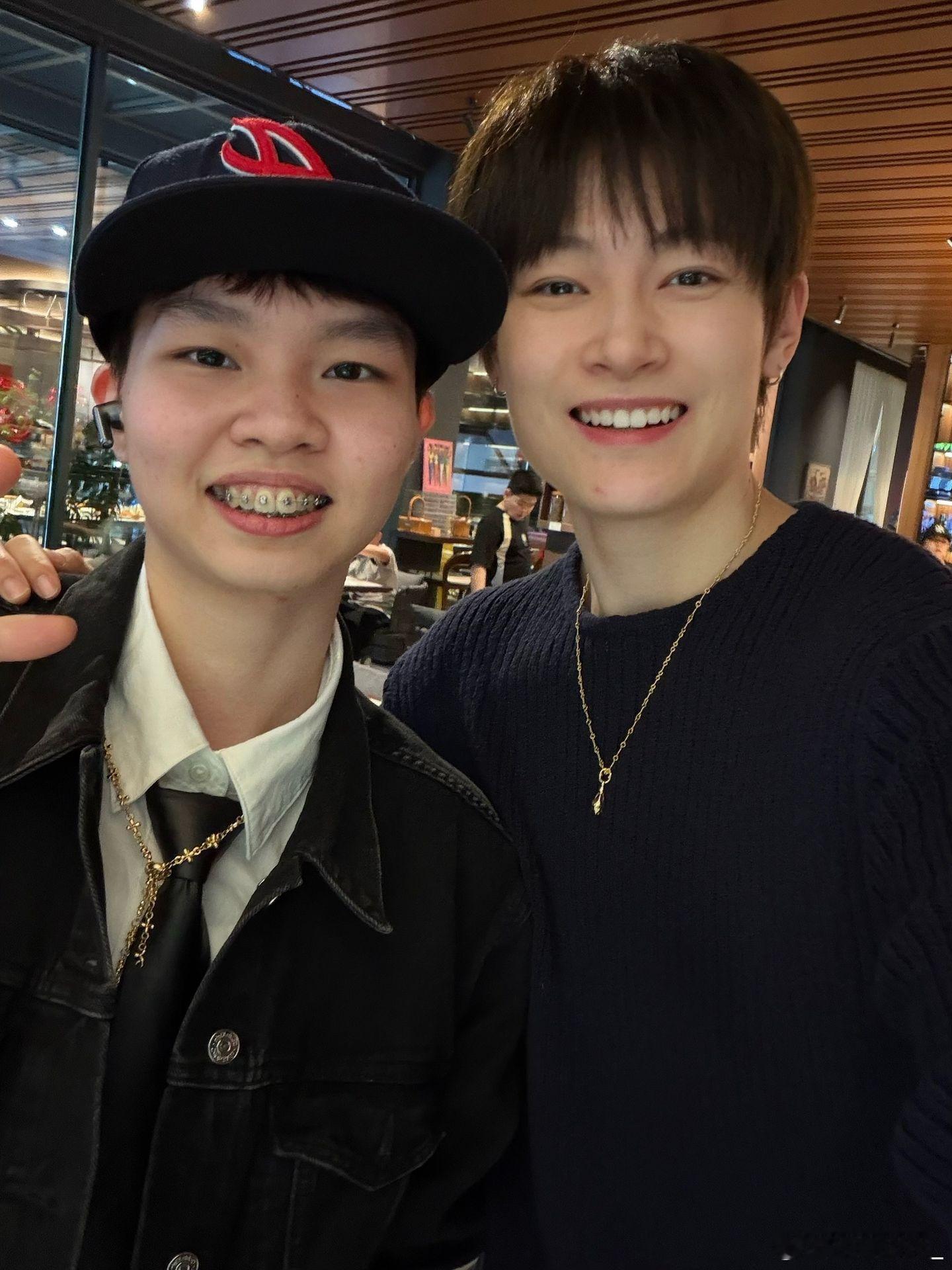 杨力维杨力维钟紫茵 20260213紫茵dy更新中和妞姐的合照  专栏 · 20