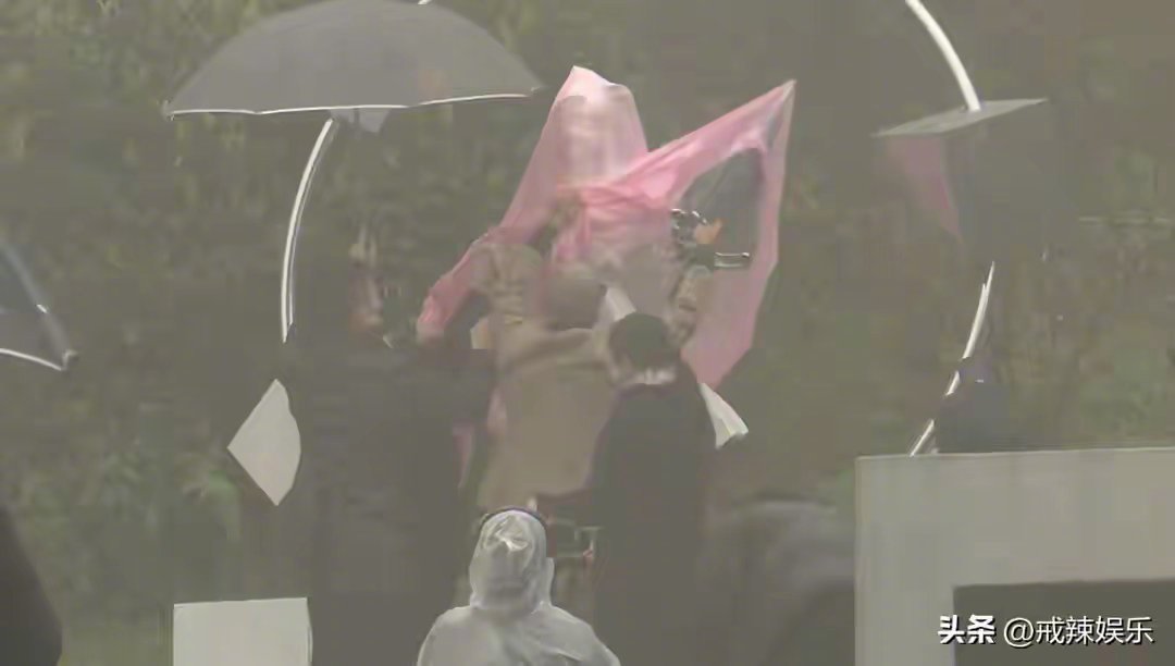 具俊晔穿着27年前大S送的大衣27年前，也就是1999年，汪小菲和大S是2011