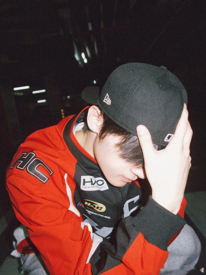 #张峻豪车手服六连拍##张峻豪美高学长既视感#看着张峻豪的豪车手服六连拍，仿佛回