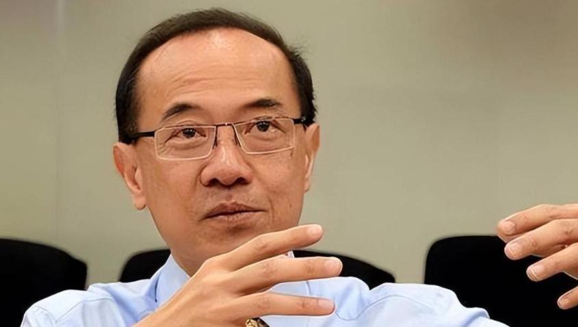 新加坡前外长杨荣文曾说：“不要看美国动不动就威胁中国、制裁中国，其实美国从根本上