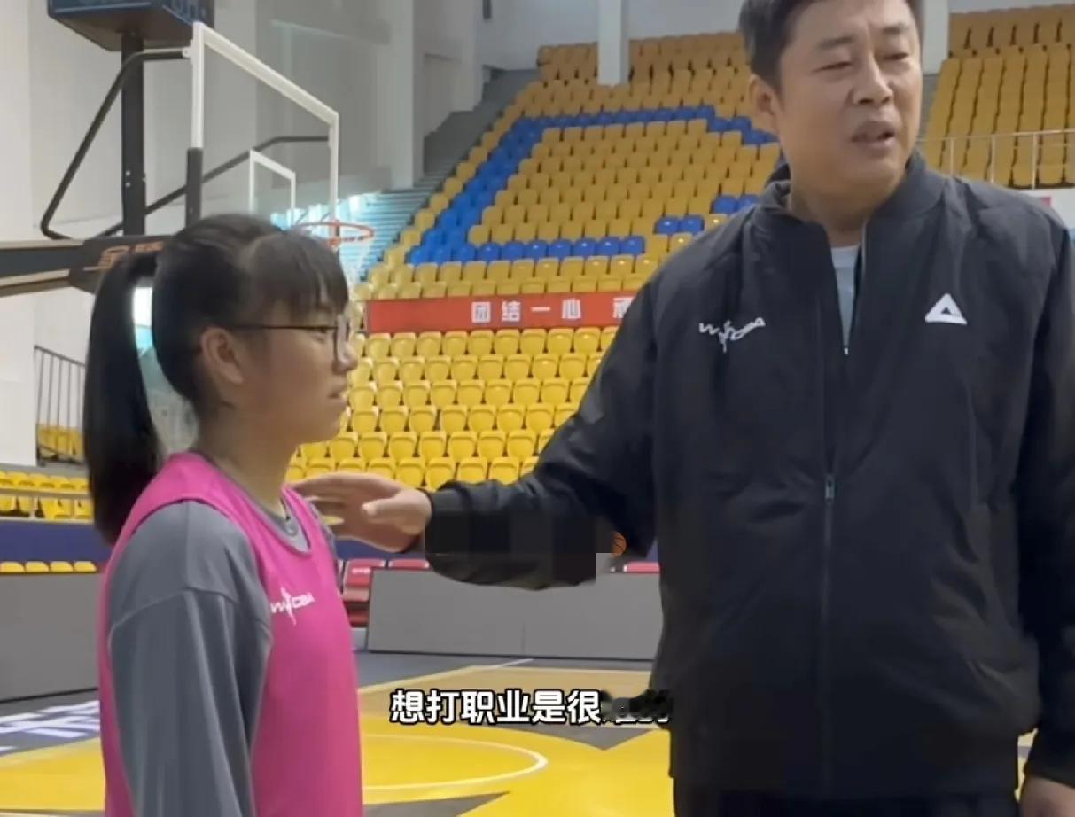 职业球员的要求，真的不是普通人所能想象的。网络上最近爆红的未来之妞冯敏敏，视频上