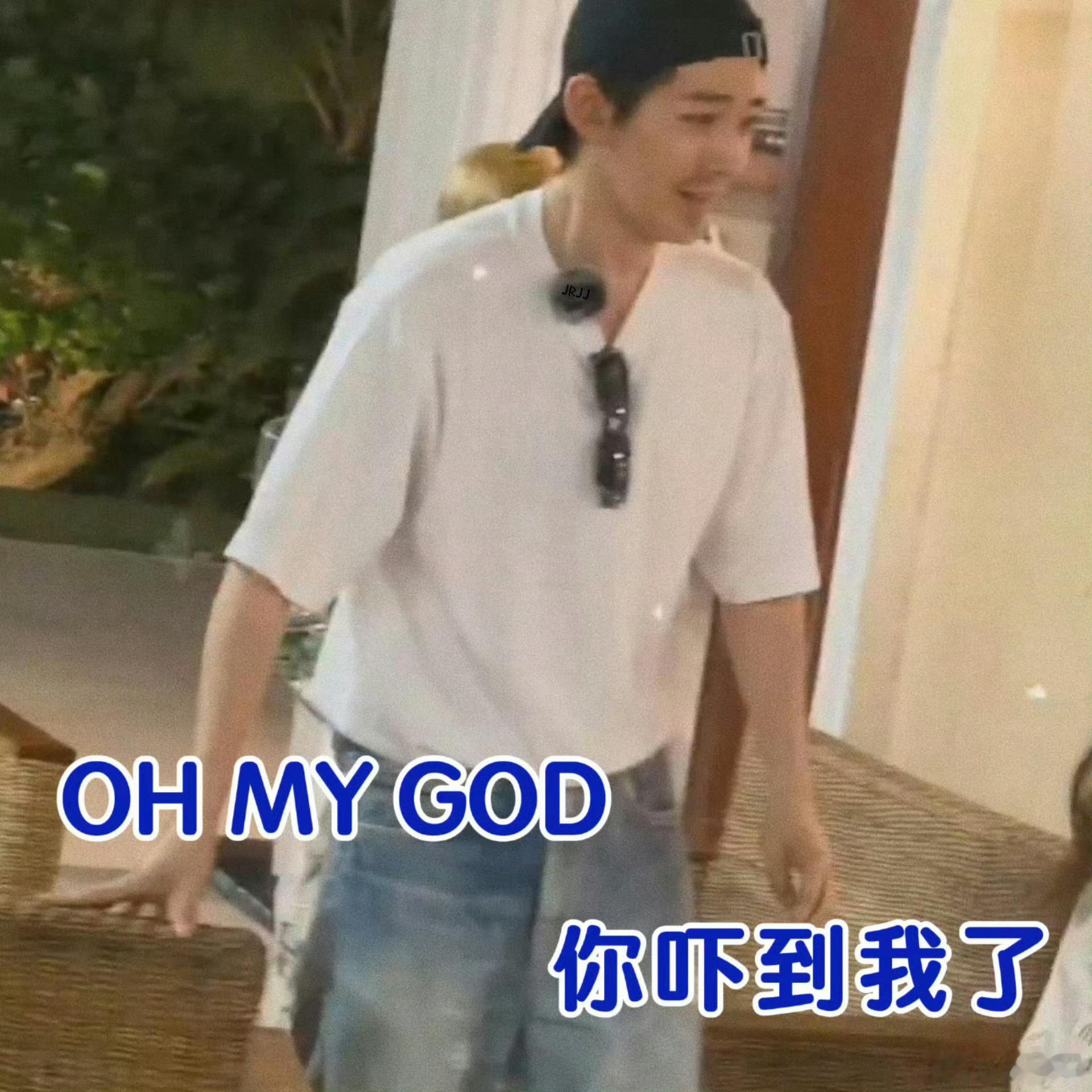 邓为行李箱衣服被夹住被邓为笑到了，看起来是精致大男孩，其实私下衣服还在行李箱里被