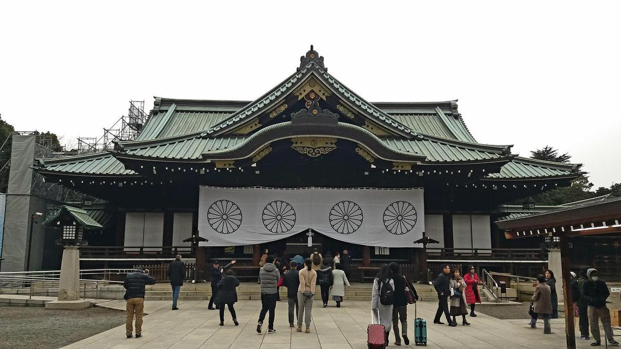 日本不反思二战罪行，实在令人气愤。同样是二战战败国，德国战后对法西斯全面清算，制