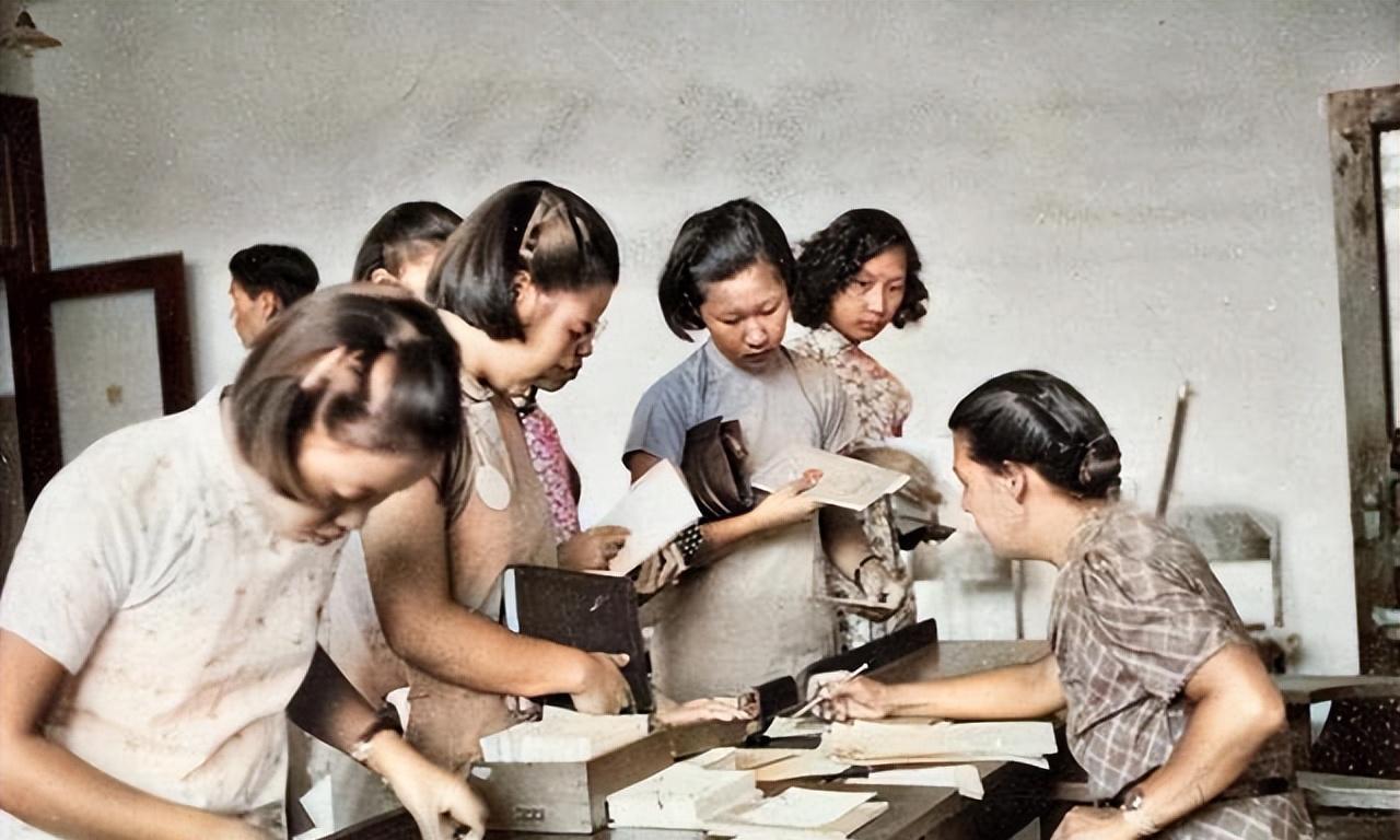 民国第一批女大学生进入校园那一天，校园里发生了什么？当时的报纸做了记录。

19