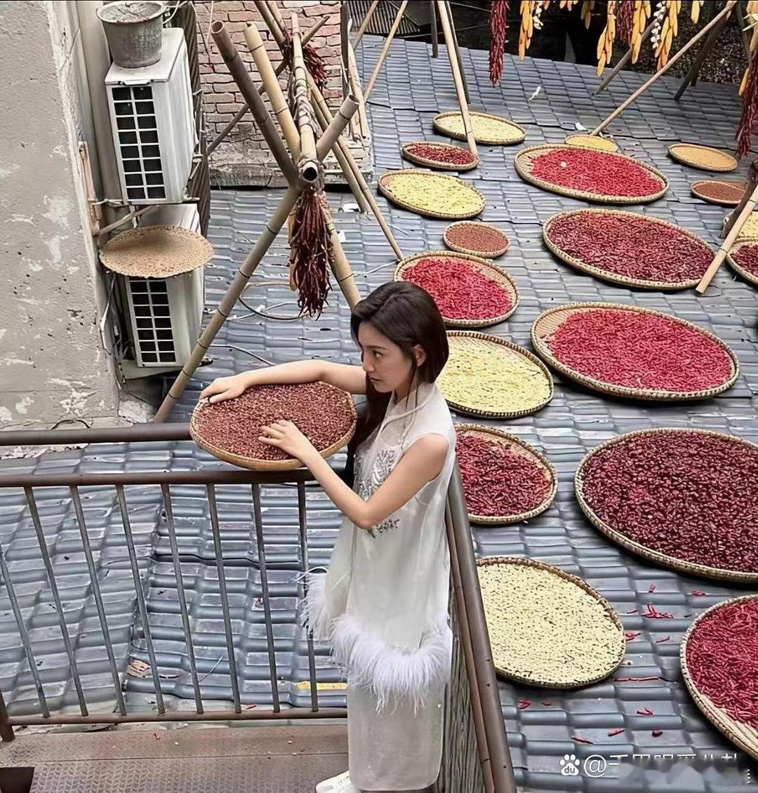 路人随﻿手‏拍下的章若楠，⁠⁠跟精修图差太远了⁠‏。 