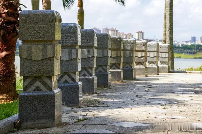 为石墩加护栏
到底有什么必要
最近东莞市一公园的石墩很吸睛
原因是石墩旁边加装了