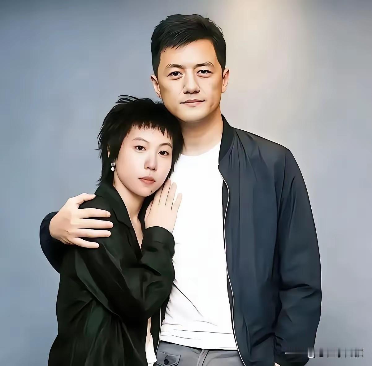 你有没有被暖到

照片上的李亚鹏和窦靖童，他们不是亲生父女，但他们紧紧相依，你有