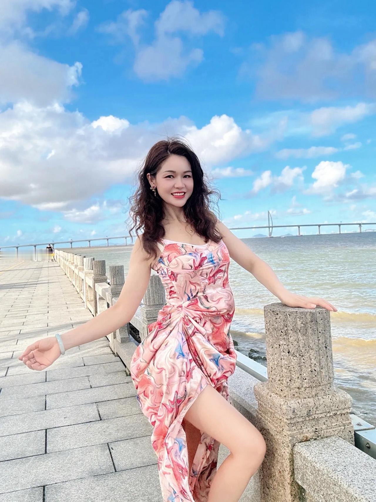 人生海海，山山而川。
我们终将明白，外界的评价不过是过眼云烟，内心的笃定才是永恒