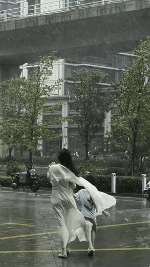 同样的雨，不同的心情！
有的人在雨中嬉戏，欢呼雀跃。
有的人冒雨讨生活，车子摔倒