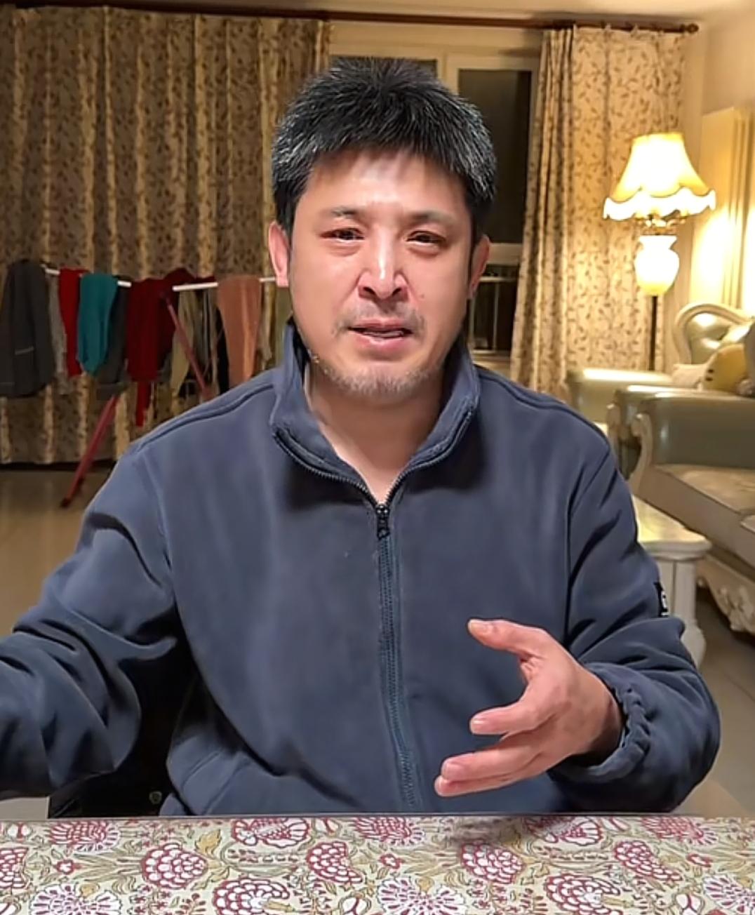 演员孙涛辟谣。
 他表示，自己在直播间从未提及闫某，相关言论并非出自其口，且全程