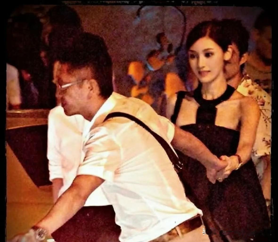 李嘉欣37岁这状态真是好啊，还是很漂亮！
看看抓拍图里她和许晋亨约会，简单的黑上