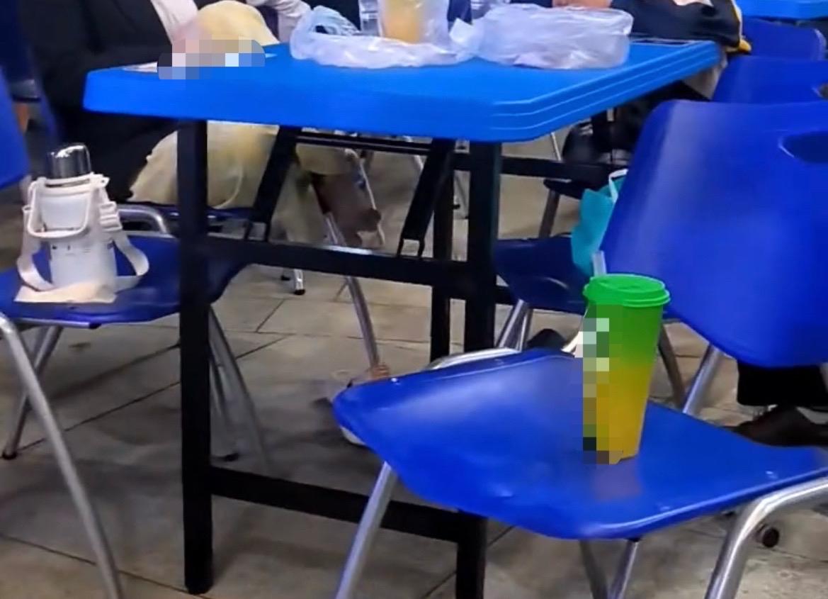 【玉林一活动现场的凳子被放杯子给占了】

4月24日，网友爆料称：玉林的一个活动